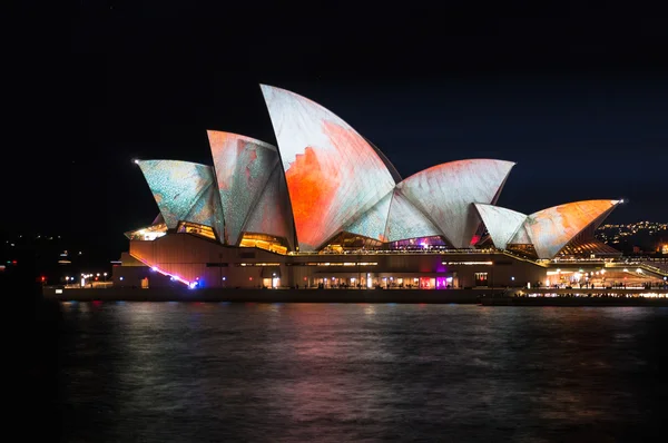 Sidney Opera Evi aydınlatma Songlines'tan sırasında canlı Sydney Festivali — Stok fotoğraf