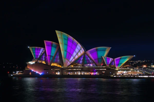 Sidney Opera Evi aydınlatma Songlines'tan sırasında canlı Sydney Fe — Stok fotoğraf