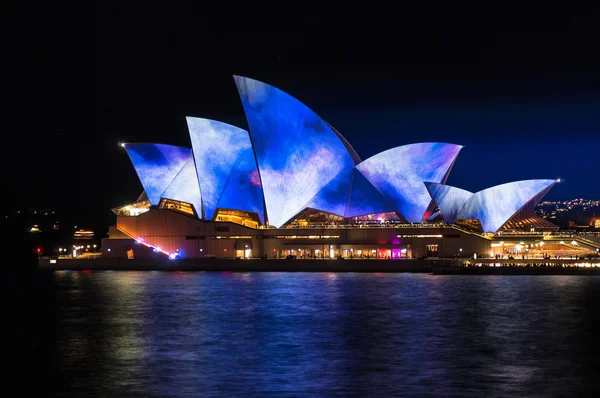 Operahuset i Sydney belysning Songlines under Vivid Sydney Fe — Stockfoto