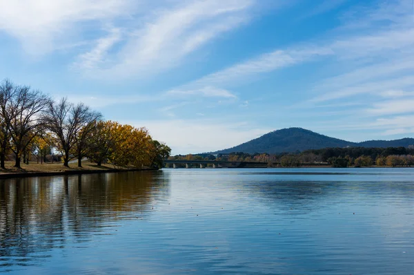 Lago Burley Griffin con parque de Bowen en otoño. Canberra, Austral — Foto de Stock