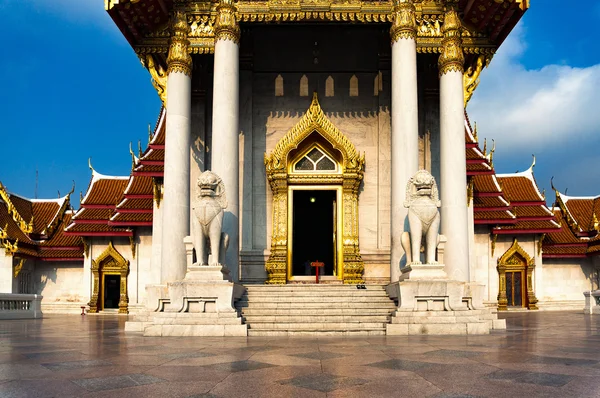 The Marble Temple, Wat Benchamabopitr Dusitvanaram entrance with — Stock Photo, Image