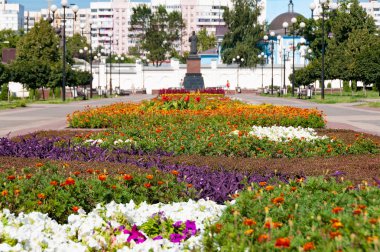 Kilise ve heykel arka planda flowerbed