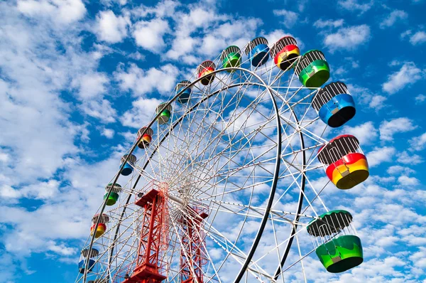 Roda-gigante colorido com céu azul sobre o fundo — Fotografia de Stock