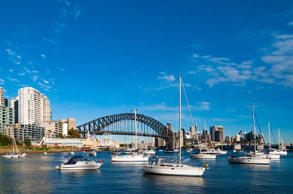 Sydney Harbour Bridge et le paysage urbain avec yachts — Photo