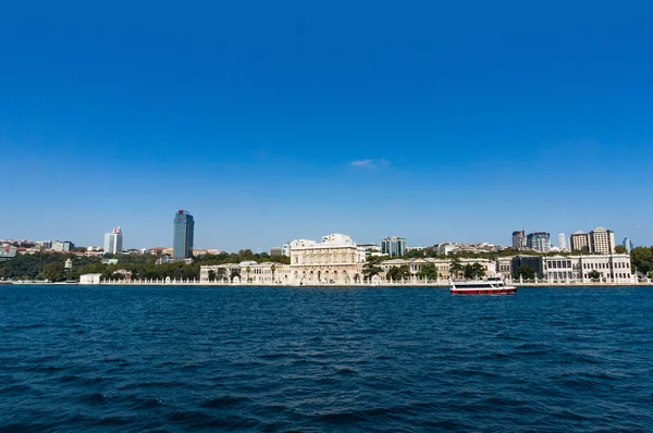 Istanbul skyline as viewed from the sea — Stock Photo, Image