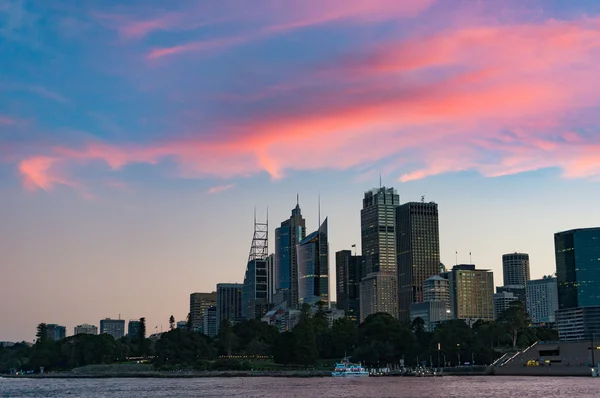 Sydney cityscape with dramatic colorful evening sky on the backg — Stock Photo, Image