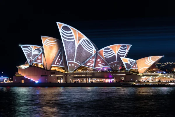 Iluminación de la Ópera de Sydney Songlines During Vivid Sydney Fe — Foto de Stock