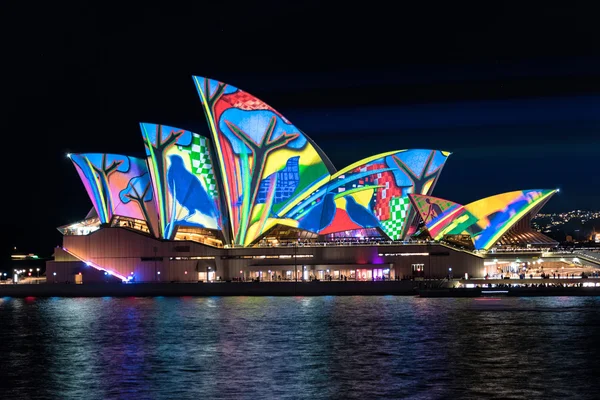 Sidney Opera Evi aydınlatma Songlines'tan sırasında canlı Sydney Fe — Stok fotoğraf