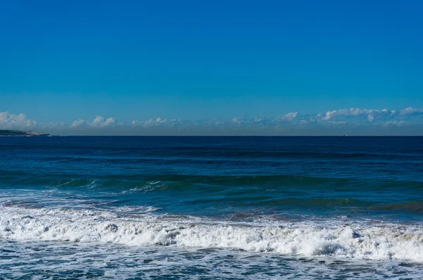 Krásné oceánu povrchu s modrou oblohu a horizont — Stock fotografie