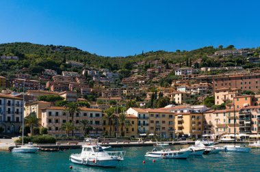 Porto Santo Stefano bay balıkçı tekneleri ve yatlar