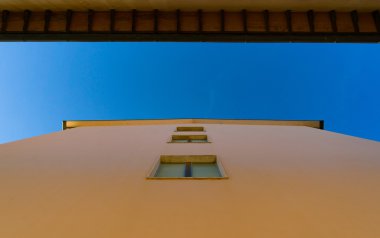 Mimari arka plan sarı duvar ve mavi gökyüzü