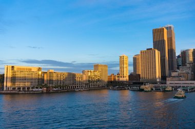 Gökdelenler ve arka plan üzerinde mavi gökyüzü karşı