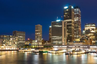 Geceleri dairesel Quay modern cityscape. Sydney, Avustralya