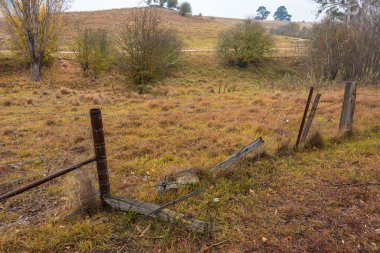 Bozuk, hasarlı dikenli tel çit