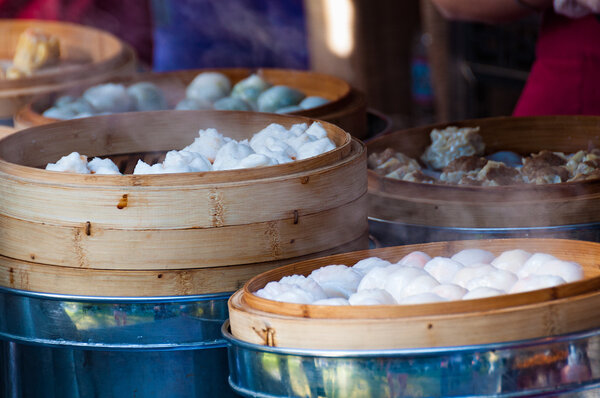 Булочки на пару и мясо на ларьке, уличная еда
