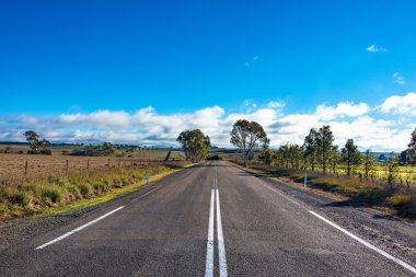 Avustralya outback yol. Güneşli bir gün kırsal yolda