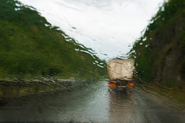激しい雨と先にトラックと濡れたフロント ガラス — ストック写真