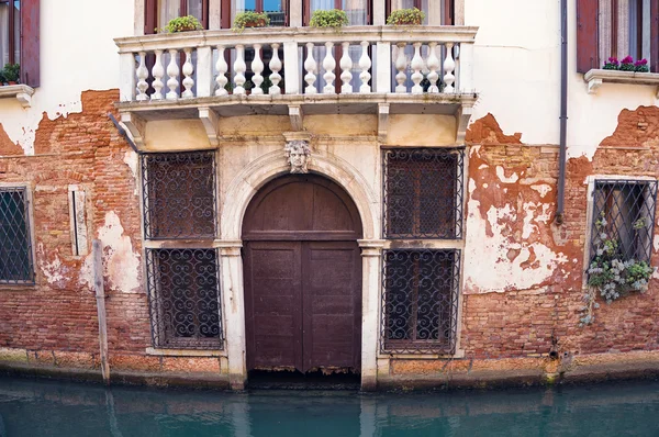 Ramshackle puerta de la típica casa residencial de Venecia. Italia — Foto de Stock