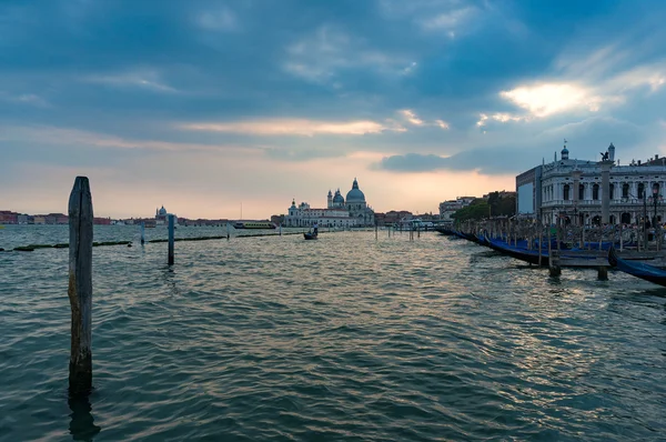 Canal Grande und Santa Maria della Salute Kirche im Sonnenuntergang — Stockfoto