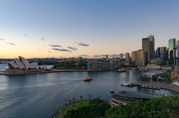 Sydney Circular Quay e arranha-céus CBD ao nascer do sol — Fotografia de Stock
