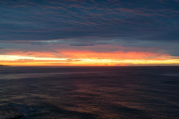 Dramatické nebe nad oceánem, východ slunce — Stock fotografie