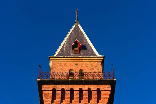 Torre velha do castelo contra o céu azul no fundo — Fotografia de Stock