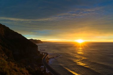 Deniz cliff köprüsü üzerinde gündoğumu Avustralya Pasifik Okyanusu kıyısında