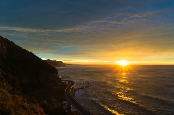 Puente del acantilado marino a lo largo de la costa del océano Pacífico australiano al amanecer — Foto de Stock