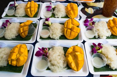 Yapışkan mango pirinç yemek