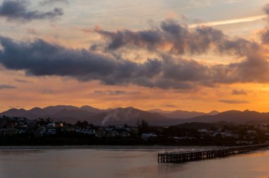 Coffs Harbour güzel marina manzaralı iskele ve gün batımında şehir
