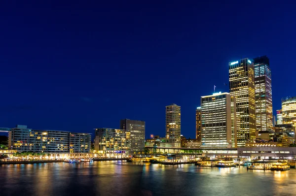 环形码头和悉尼商业中心区在晚上，Syd — 图库照片