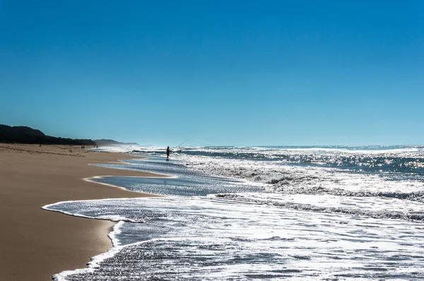 Praia do oceano iluminada pelo sol — Fotografia de Stock