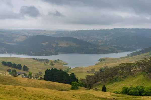 Beautiful Australian countryside with Lake Lyell. NSW, Australia — Stock Photo, Image