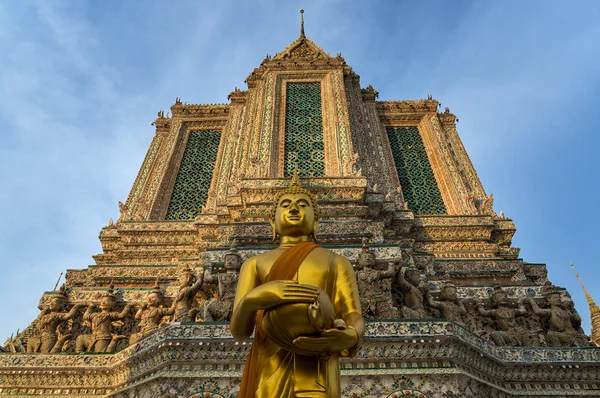 Állandó arany Buddha szobor, Temple of Dawn, Bangkok, Tha — Stock Fotó