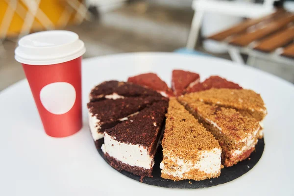 Papírový šálek kávy s dezertem. Káva s dortem na bílém stole — Stock fotografie