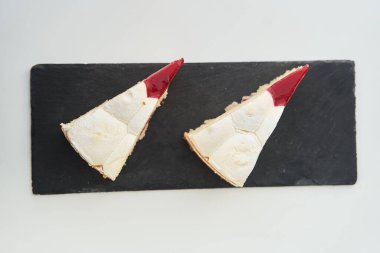 Siyah tepside iki dilim kek. Üst görünüm