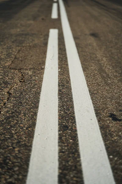 Асфальтована дорога з білими розмітками. крупним планом — стокове фото