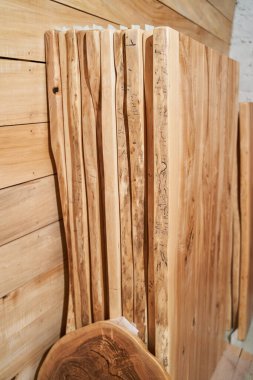 Mobilya tezgahları. Ahşap mobilya imalatı fabrikası. Yüksek kalite fotoğraf