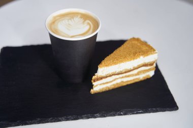 Siyah tepside kahveli kek. Yüksek kaliteli fotoğraf.