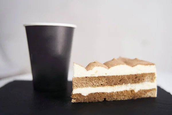 Torta Con Caffè Vassoio Nero Foto Alta Qualità — Foto Stock