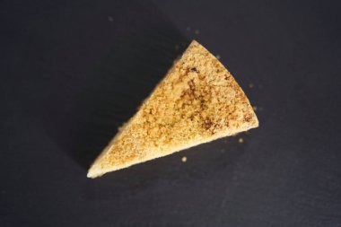 Siyah tepside nefis bir pasta. Yukarıdan görüntüle