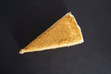 Siyah tepside nefis bir pasta. Yukarıdan görüntüle