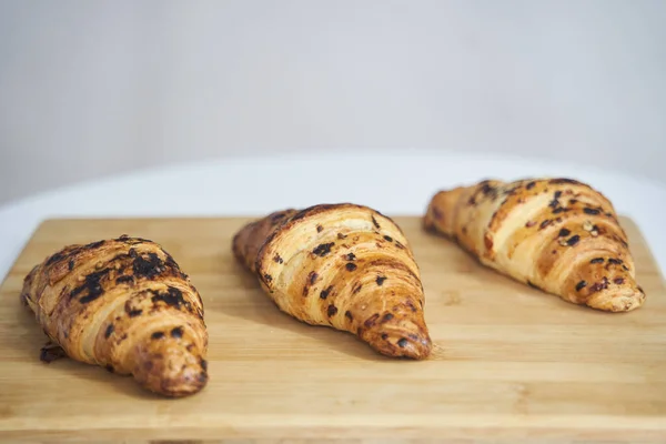 Croissants Frescos Dorados Una Bandeja Madera Primer Plano —  Fotos de Stock