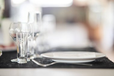 Bir etkinlik ya da düğün resepsiyonu için masa hazır. Düğün kutlamasında boş şarap kadehleri..