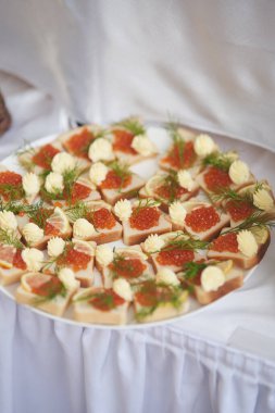 Şenlik masasında havyarlı ve tereyağlı sandviç. Yüksek kaliteli fotoğraf.