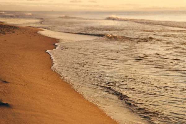 Puesta de sol en el mar Báltico. Asentamiento Yantarniy, región de Kaliningrado —  Fotos de Stock