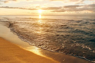 Baltık Denizi 'nde gün batımı. Yerleşim Yantarniy, Kaliningrad bölgesi