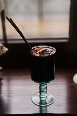 Geleneksel kış alkollü içeceği. Pencerede bir bardak sıcak şarap var..