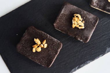 Siyah tepside sağlıklı tatlılar. Uygun glütensiz beslenme.