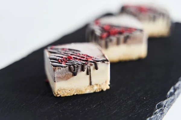 Postres saludables en una bandeja negra. Nutrición adecuada sin gluten. —  Fotos de Stock